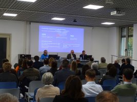 Il pubblico in sala conferenze durante la Un momento della presentazione di fine mandato 2022-2026