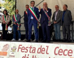 Il consigliere provinciale Rocco Pulitanò, alla Festa del Cece di Nucetto
