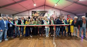 Il taglio del nastro della 30^ festa della Bagna Cauda di Faule