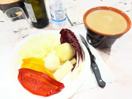La Bagna Caöda di Faule, preparata secondo la ricetta locale e il disciplinare depositato presso la Camera di Commercio di Cuneo.