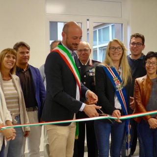 Il taglio del nastro del nuovo refettorio della scuola secondaria di primo grado
