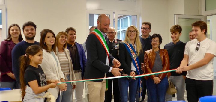 Il taglio del nastro del nuovo refettorio della scuola secondaria di primo grado
