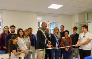 Il taglio del nastro del nuovo refettorio della scuola secondaria di primo grado