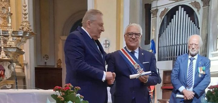 Il consigliere Pulitanò durante l11° Meeting provinciale degli insigniti di onorificenze cavalleresche e decorati