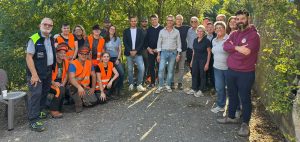 Il consigliere Manzone con gli studenti della Scuola Forestale di Ormea impegnati nella manutenzione e nel miglioramento dei percorsi