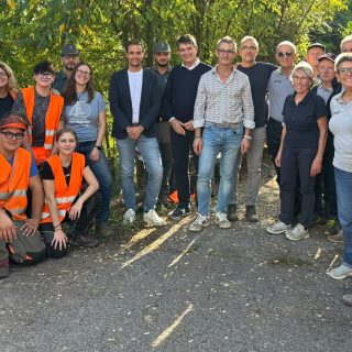Il consigliere Manzone con gli studenti della Scuola Forestale di Ormea impegnati nella manutenzione e nel miglioramento dei percorsi