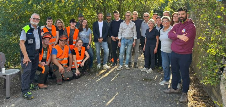 Il consigliere Manzone con gli studenti della Scuola Forestale di Ormea impegnati nella manutenzione e nel miglioramento dei percorsi