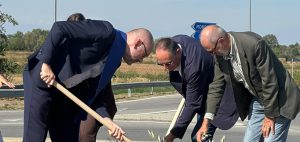 La piantumazione dellulivo nella rotatoria di via Otteria