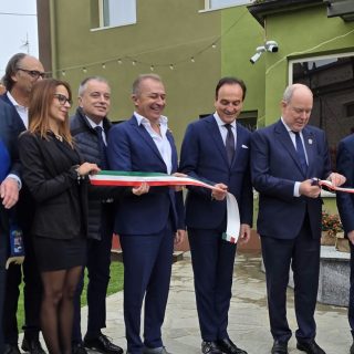 Il taglio del nastro della “Ca' Balon” durante la visita del Principe Alberto II di Monaco a Niella Belbo