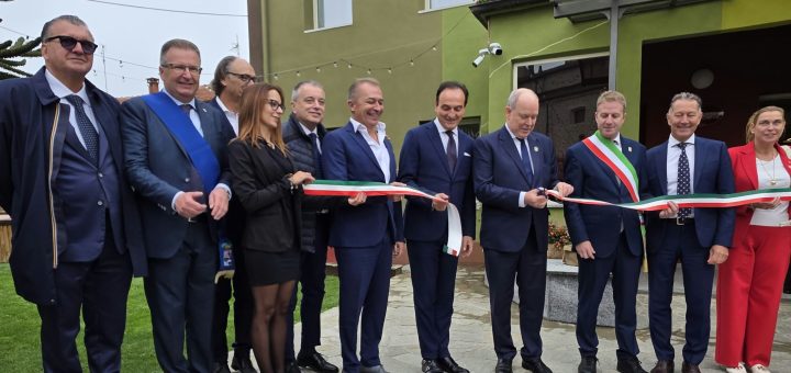Il taglio del nastro della 