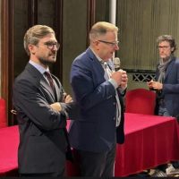 Il vicepresidente Antoniotti e il consigliere Gatto durante il saluto al capitano Santoro