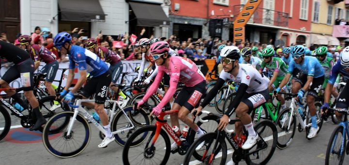 Partenza 12^ tappa Giro dItalia 2023: Bra-Rivoli 18 maggio 2023 (da corso Garibaldi - foto Andrea Lusso)