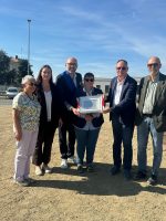 Il presidente Robaldo con la targa ricevuta dal presidente Acli Lingua come ringraziamento per avere dedicato la rotatoria al tema della pace.