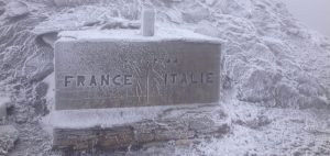 Il cippo del Colle Agnello coperto dalla prima neve (foto archivio Provincia)
