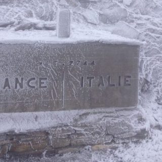 Il cippo del Colle Agnello coperto dalla prima neve (foto archivio Provincia)