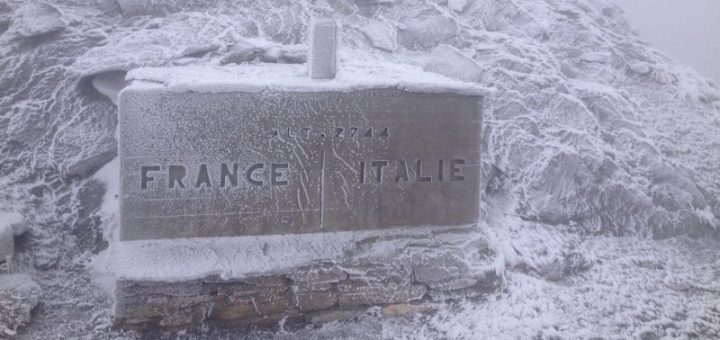 Il cippo del Colle Agnello coperto dalla prima neve (foto archivio Provincia)